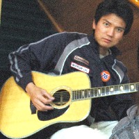 �M�^�[��Ў�ɔM������